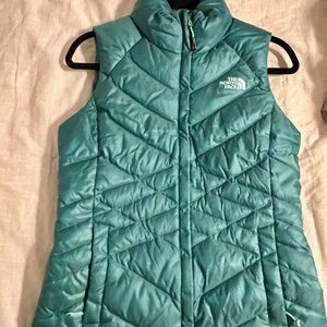 North Face 550 Puffer Vest Woman’s Green Full Zip Front Zip Pockets